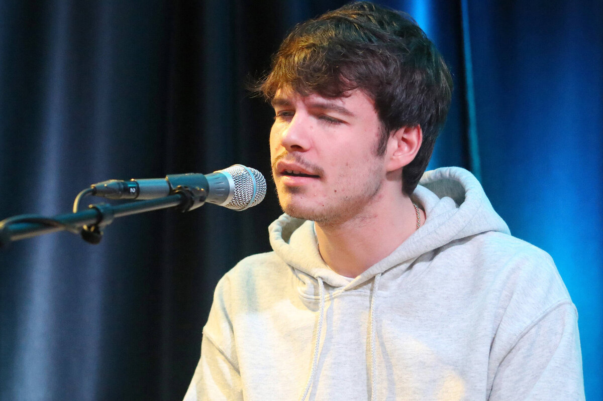     Шесть изнасилований - в такси, дома и на улице: певца Rex Orange County обвинила девушка