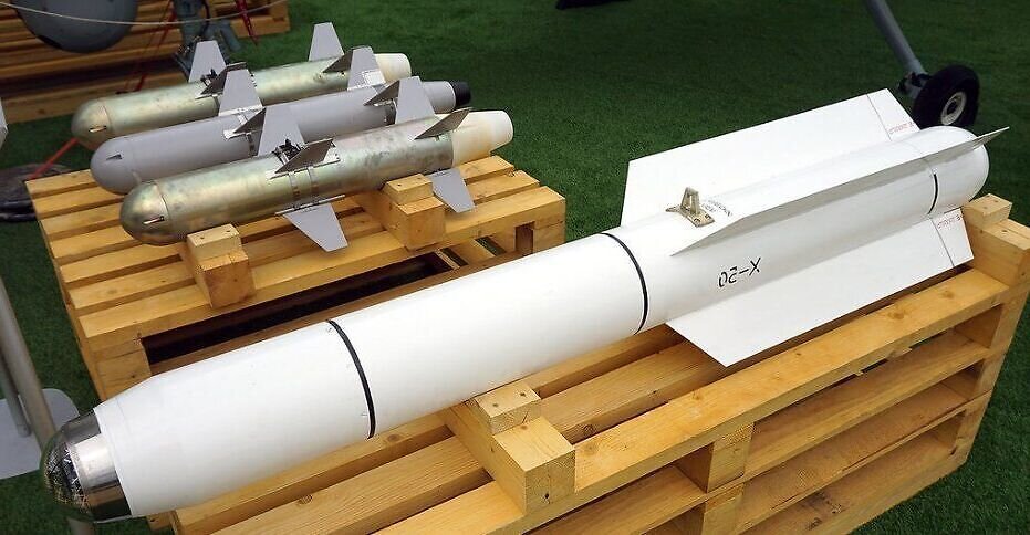 Фото отзеркалено во избежание проблем с авторскими правами. Надпись на ракете - "Х-50".