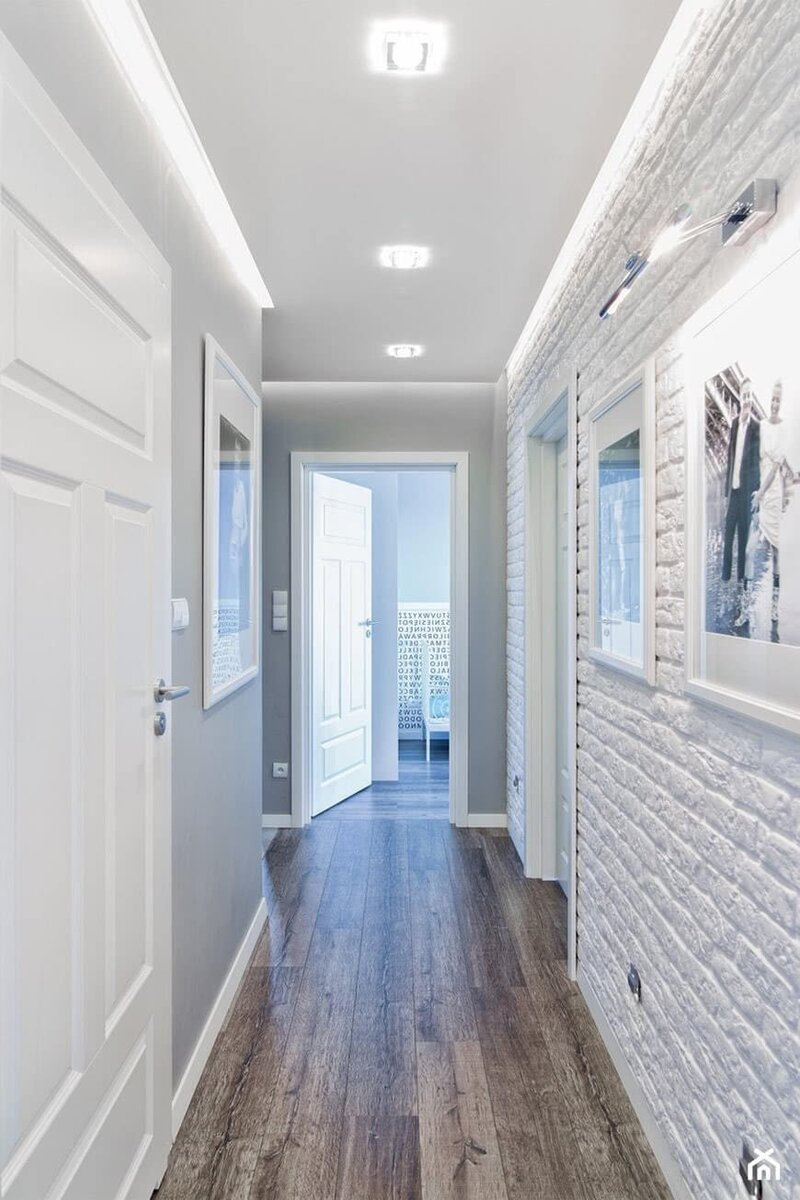 Белая кирпичная стена и окрашенные стены