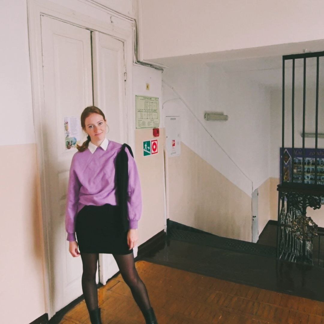 Это одна из авторов канала в образе 11-классницы для юмористического видео про выпрашивающих оценки детей. Эх, где мои 15 лет. 