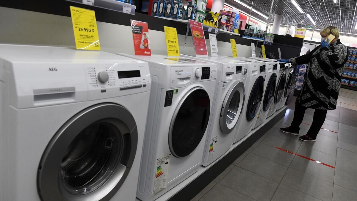    Покупатель выбирает стиральную машину© РИА Новости / Кирилл Каллиников