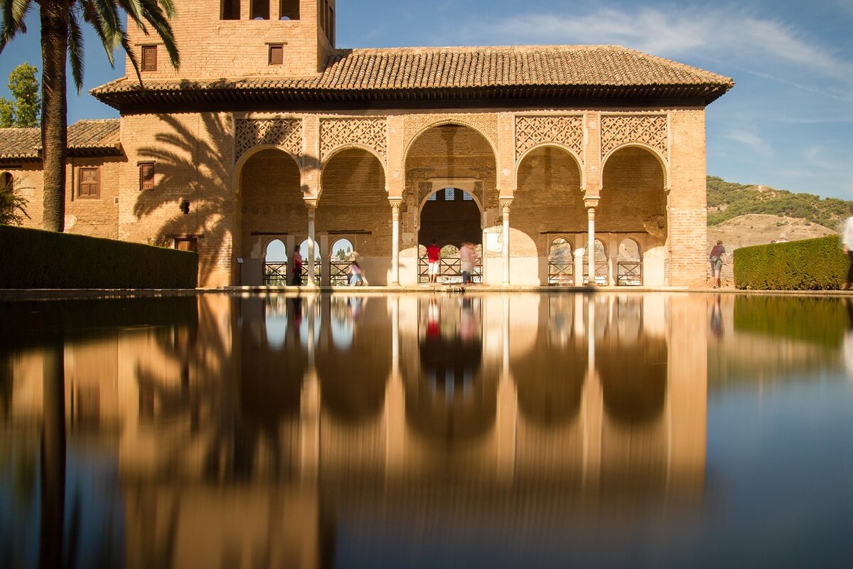 Alhambra palace. Гранада Испания Альгамбра. Дворец- крепость Альгамбра в Гранаде. Испания дворец Альгамбра в Гранаде. Испания, Гранада. Мавританская крепость-дворец Альгамбра.