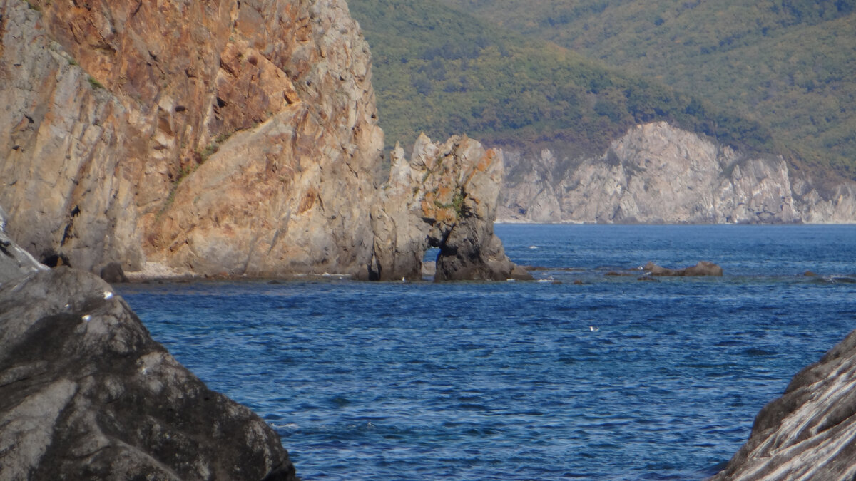 Кекур Бакланий Дворец с соседней бухты, приближенный фотоаппаратом, выглядит так! 