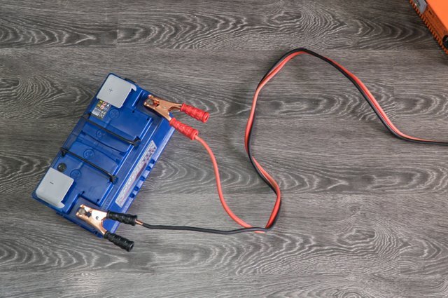    Почему опасно заряжать автомобильный аккумулятор дома?