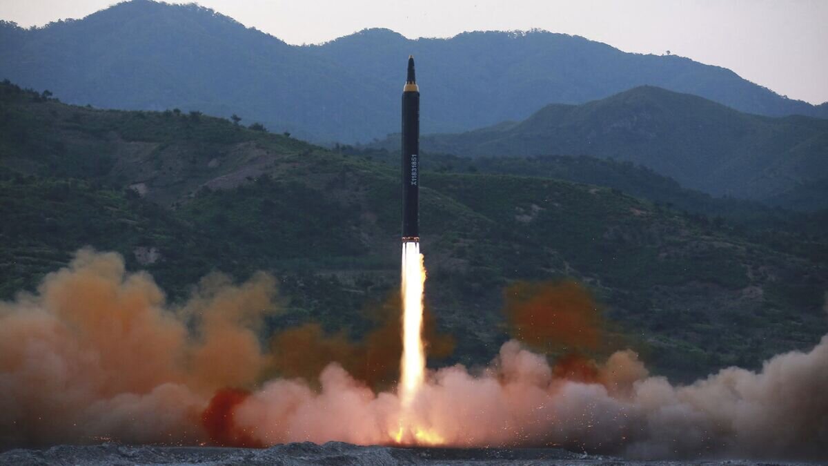    Запуск баллистической ракеты Хвасон-12 в КНДР © AP Photo / Korean Central News Agency