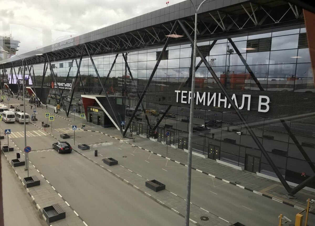 Аэропорт шереметьево терминал д внутри. Зал прилета шереметьево терминал в. Шереметьево терминал b gate. Шереметьево терминал b gate 103. Шереметьево терминал b выход.