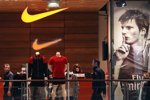 Из России ушли сотни западных брендов. Как теперь попадают в страну их ...