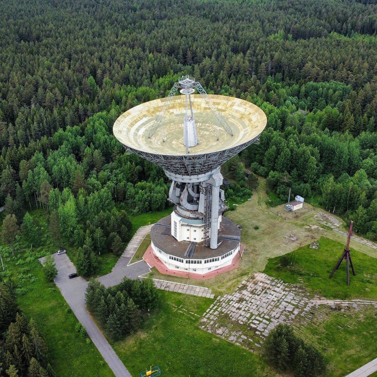 Машины на стоянке для масштаба