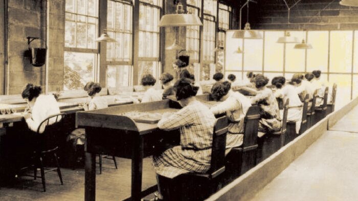 Во время двух мировых войн многие женщины заменяли мужчин на фабриках