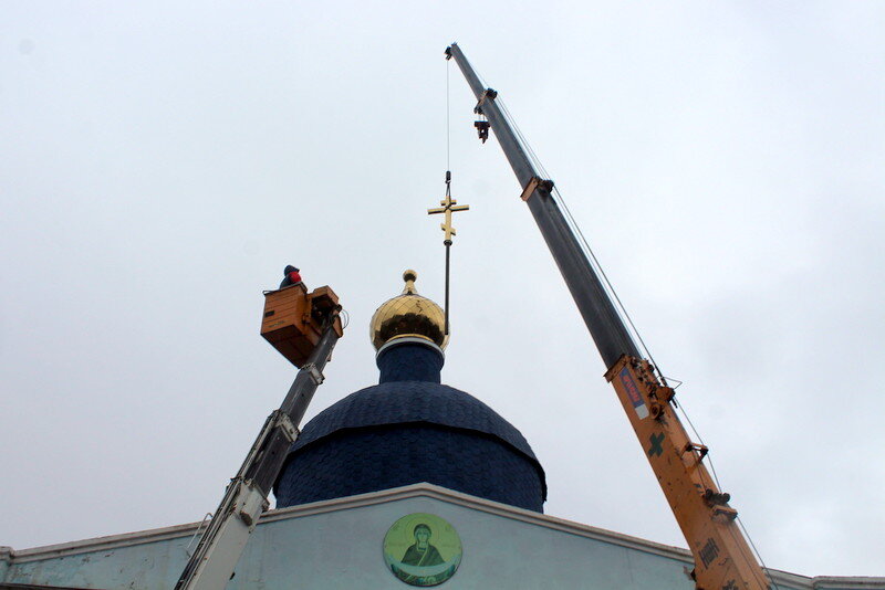 Православный крест на куполе храма