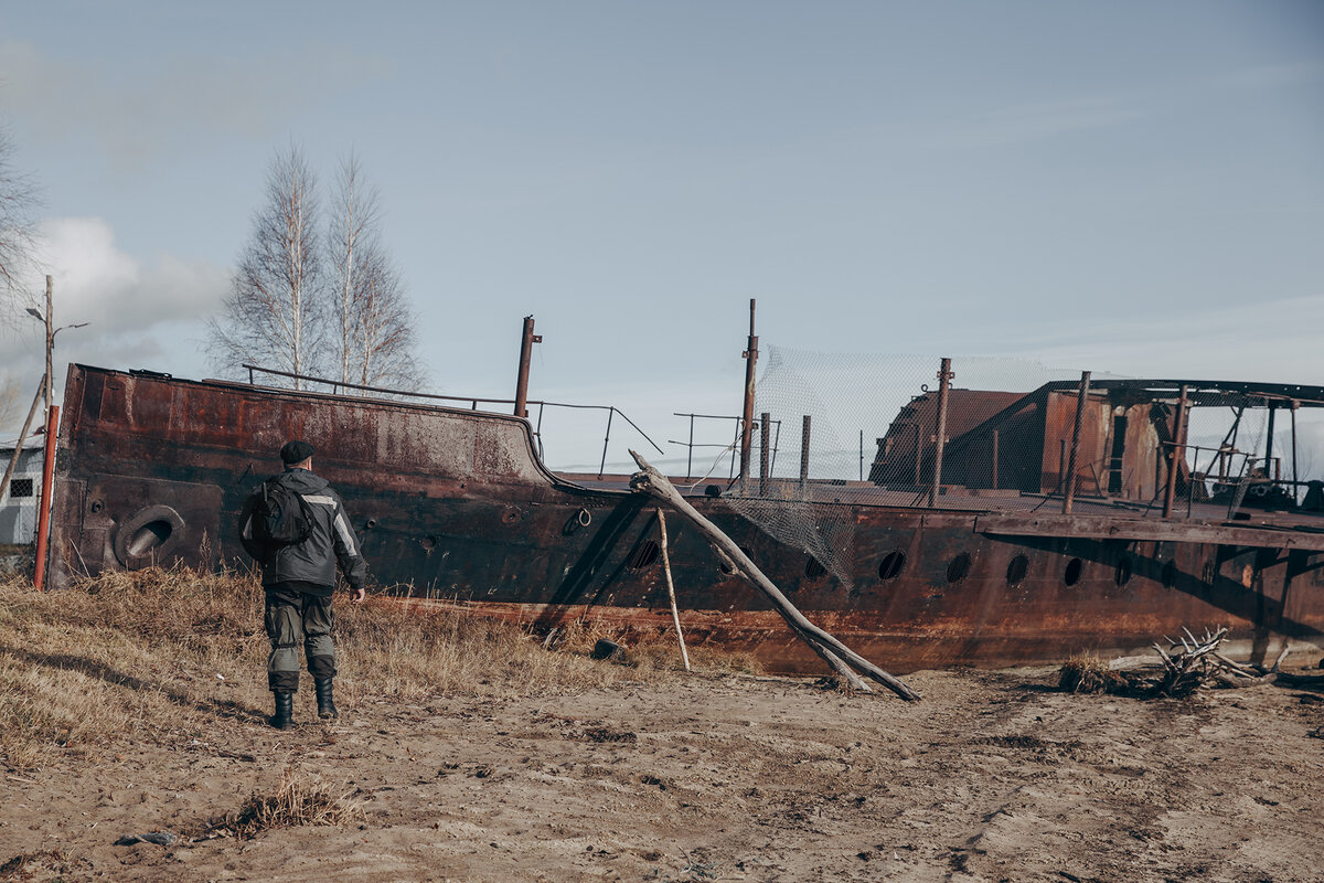 Он не просто корабль, он часть забора. За ним лодочная станция небольшая и столбы с сеткой по борту, это новодел.