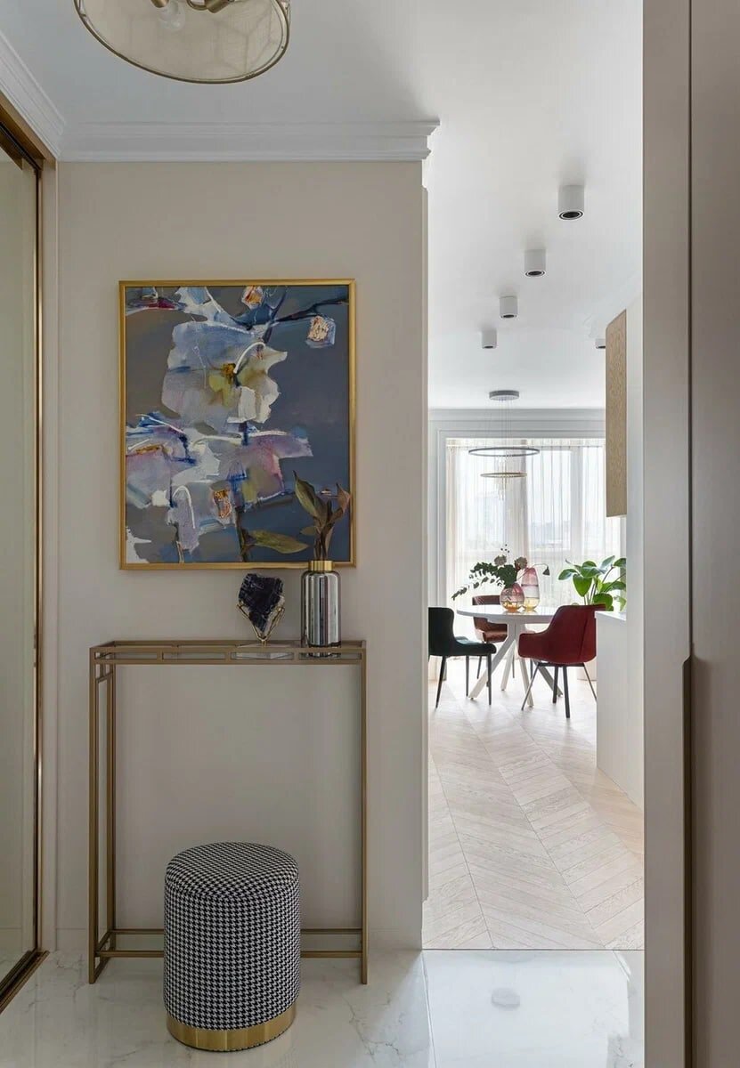 Зеркала, золотые детали и насыщенные цвета. Современный элегантный интерьер бывшей однушки 42 кв.м.