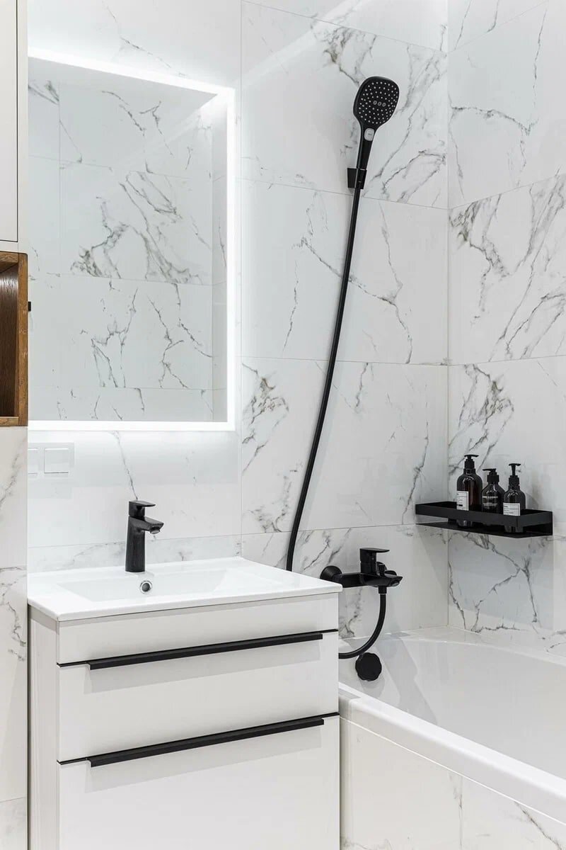 Зеркала, золотые детали и насыщенные цвета. Современный элегантный интерьер бывшей однушки 42 кв.м.