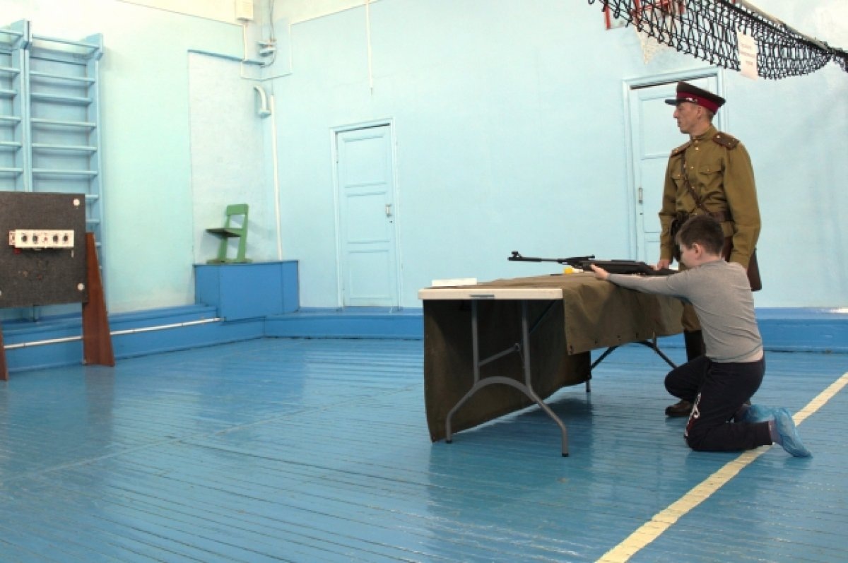    Со следующего года в школах введут начальную военную подготовку