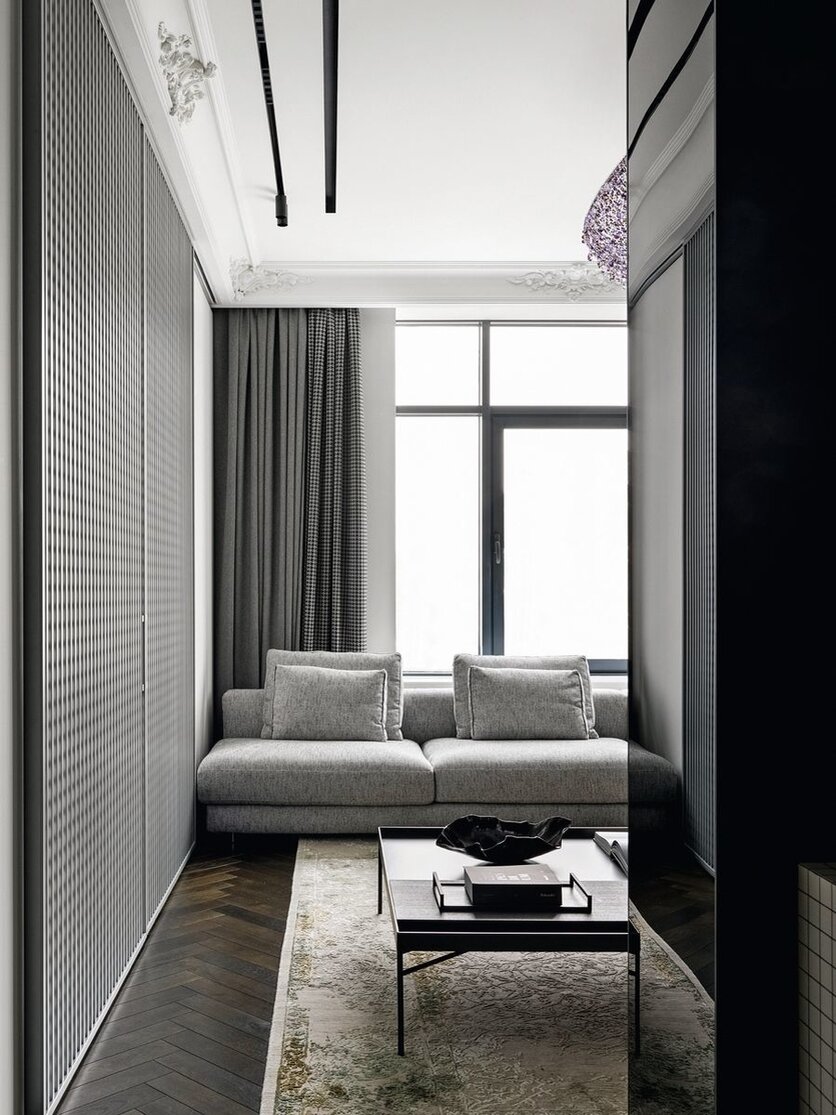 В колонну, отделанную чёрным стеклом и разделяющую гостиную и холл, интегрирован телевизионный экран. Он вклеен за стекло, поэтому в выключенном состоянии не привлекает внимания.