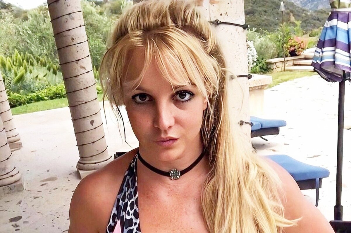     «Не держи нас за дураков!»: Бритни Спирс в бикини вызвала возмущение фанатов