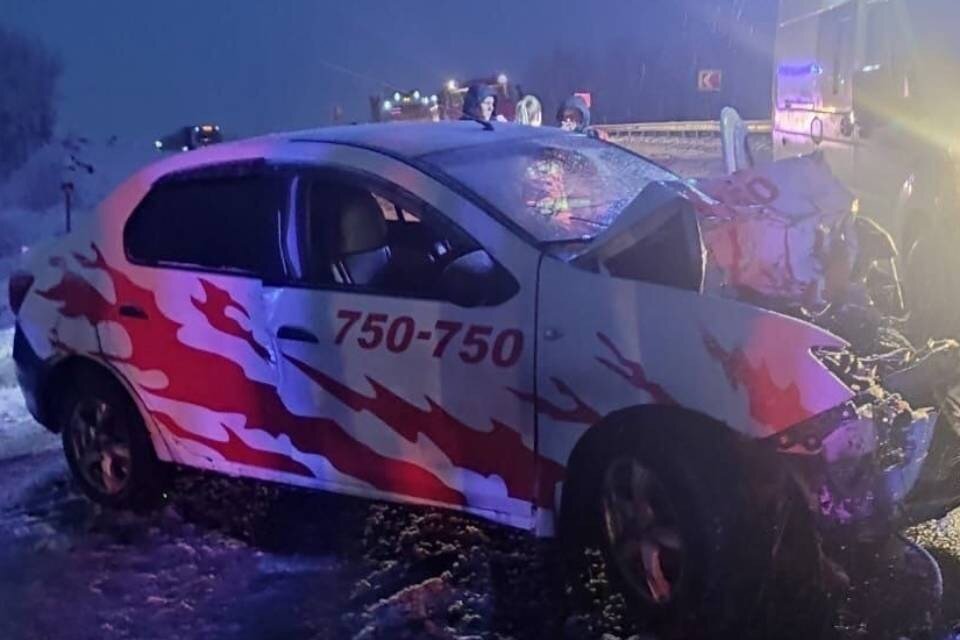     Водитель такси погиб до приезда скорой медицинской помощи. Фото: vk.com/murman01