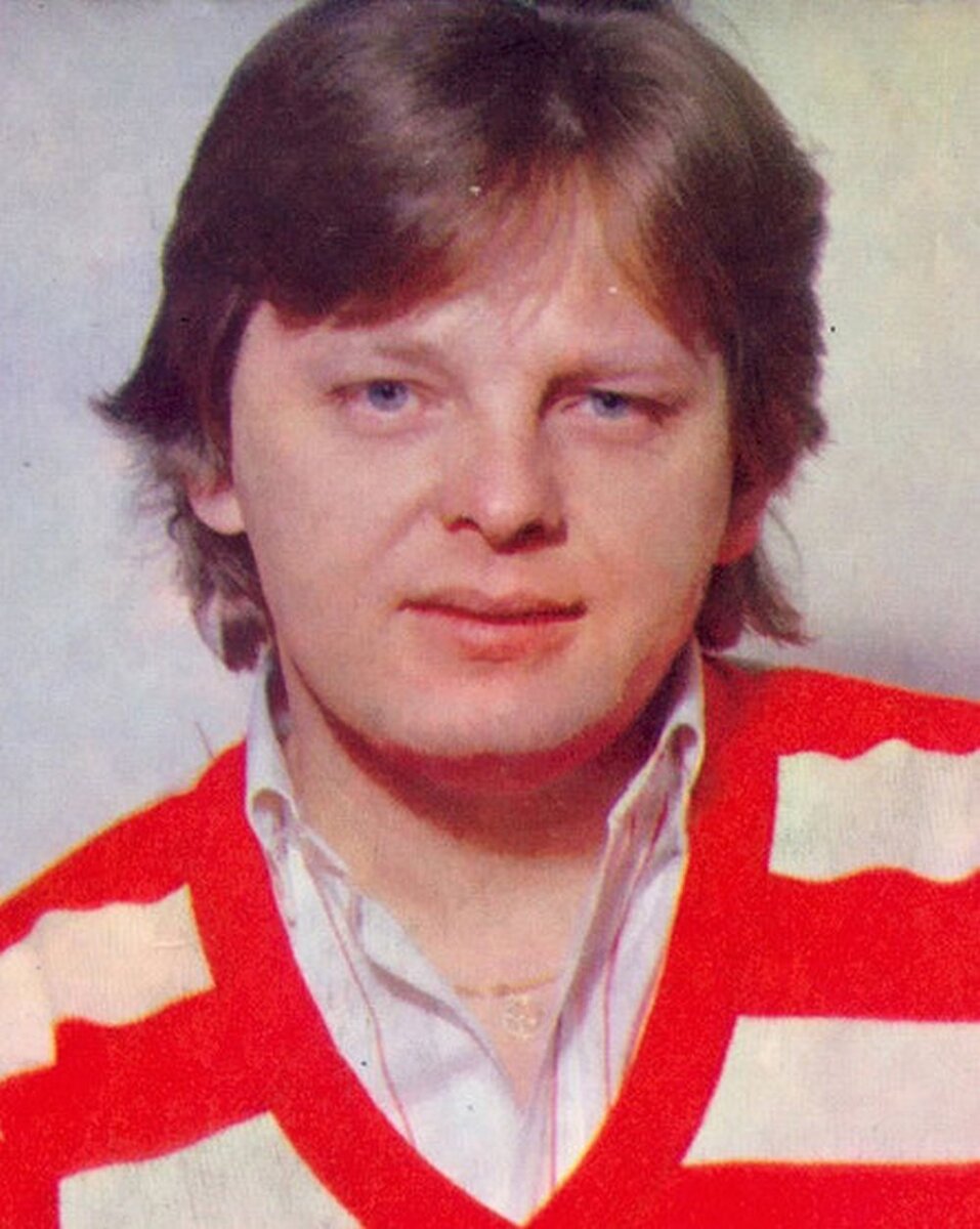 По мне так слишком женственен... но многим и многим он очень нравился...Рост Юрия Антонова составляет 178 см, вес – 64 кг. Может, в этом все дело?