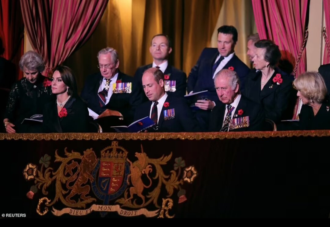 Король Карл III, королева-консорт и высокопоставленные члены семьи собрались в субботу в Королевском Альберт-Холле, чтобы отдать дань уважения на ежегодном Дне Памяти павших.