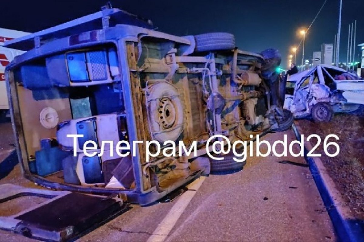    Микроавтобус Mercedes протаранил 4 автомобиля в Ставрополе и перевернулся