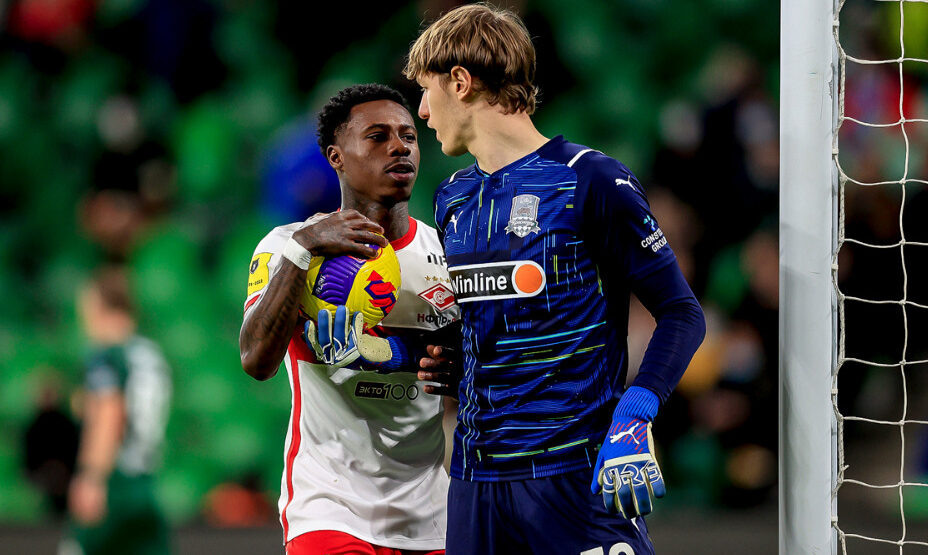    Вратарь «Краснодара» Матвей Сафонов приучился выгребать мячи из своих ворот. Фото Официальный сайт РПЛ