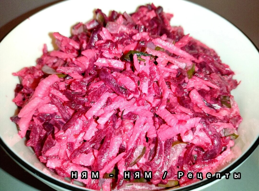 Салат из свёклы с солёными огурцами и яблоком. Фото автора. 