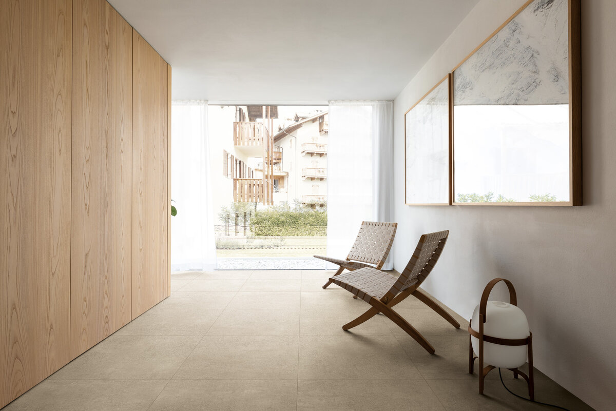 Интерьер с плиткой из коллекции Sensi, дизайнер Маттео Тун, Сasa dolce casa – Casamood, Florim. Размер плит 80х80 см.