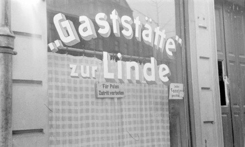 Надпись на здании кафе в польском городе Гнезен: «Полякам вход воспрещен».