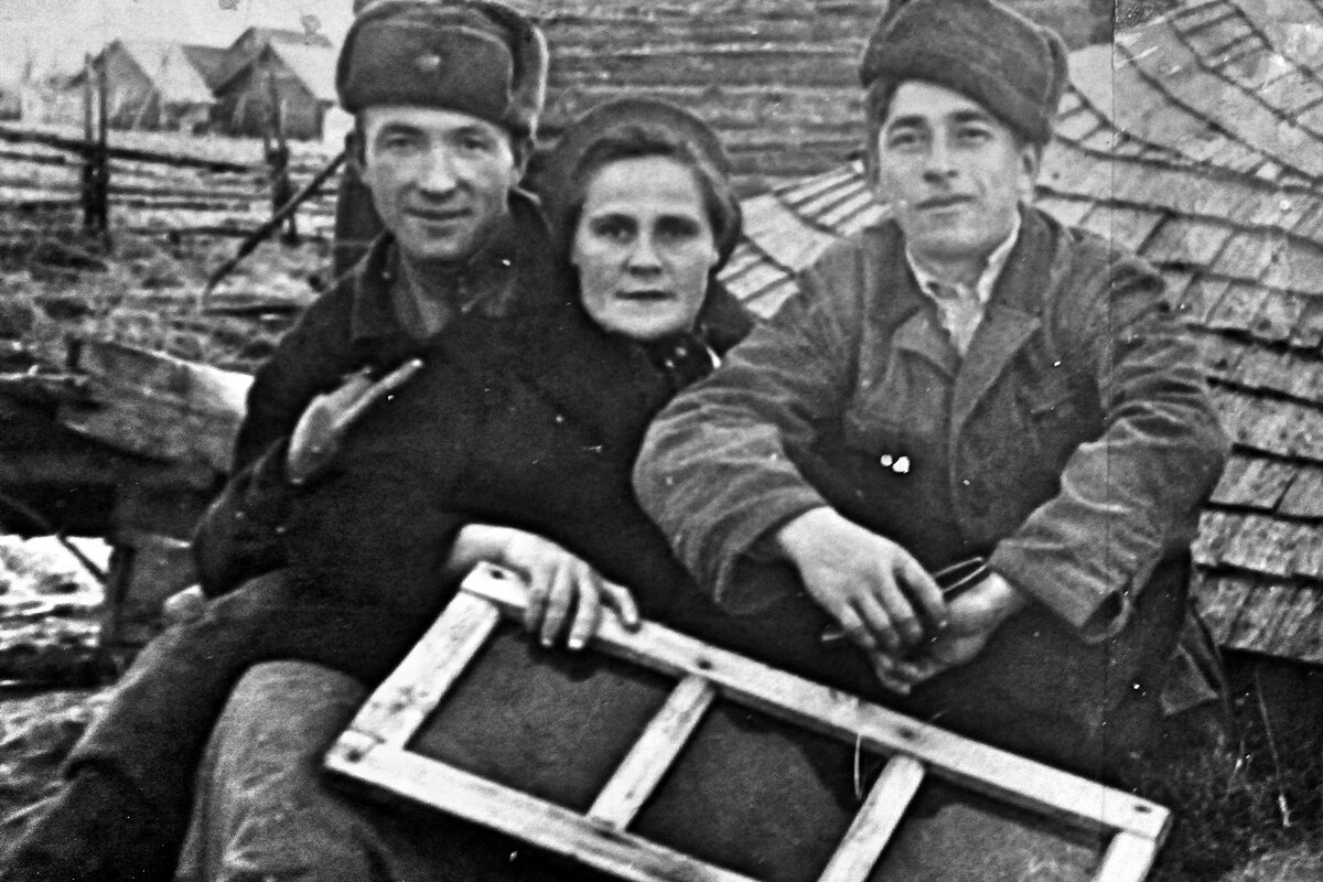 Даже в 1960-ые мужики-фронтовики всё ещё донашивали свою военную амуницию. Фото из деревенского архива автора.