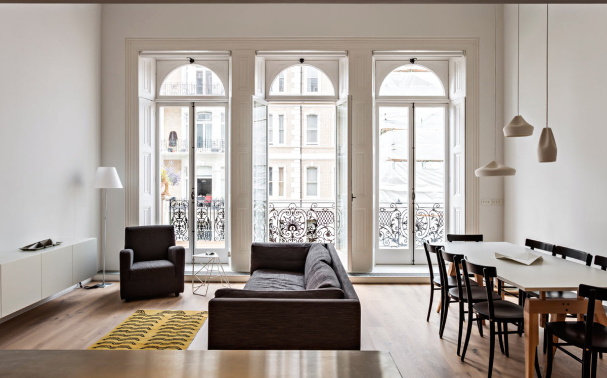 Попробуйте мысленно закрыть окно глухой стеной - останется ли то же впечатление от интерьера, что и при первом взгляде?