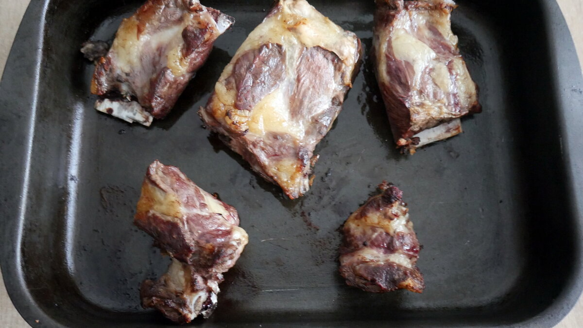 Вот так - нормально. Главное, чтобы мясо не зажарилось до черноты, потому что "уголь" даст блюду горечь.