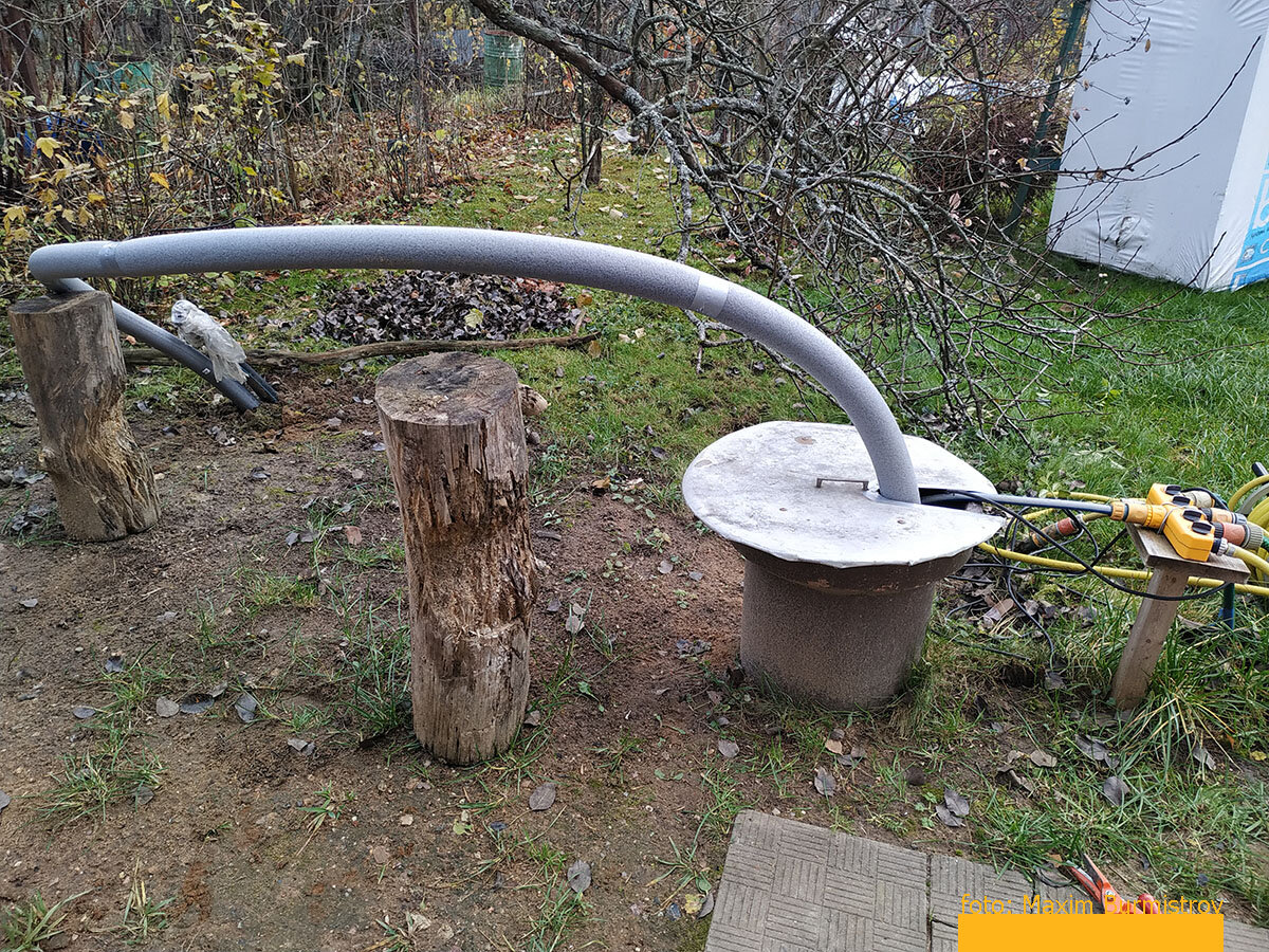 Труба от гильзы идет по воздуху до колодца, выполнено утепление "шубкой". Фото немного забегает вперед, ибо осенью 2021 года я так и не успел пропихнуть 32-ю трубу до колодца. Слева видны закладные гильзы, обмотанные стрейч-пленкой для предотвращения попадания в них осадков.