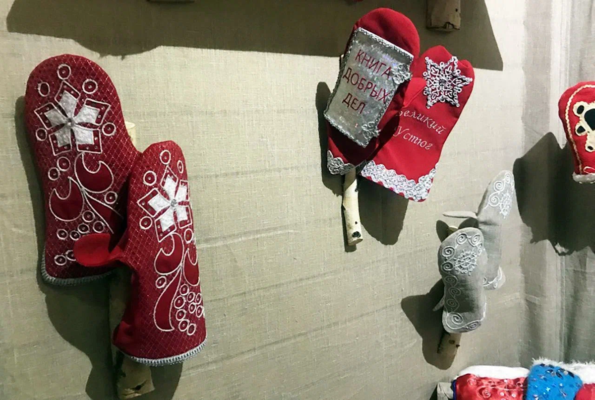 Фирменные варежки ждут своих новых счастливых обладателей. 