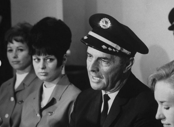 Экипаж одного из бортов Eastern Airlines, захваченного для путешествия на Кубу. 1969 год.