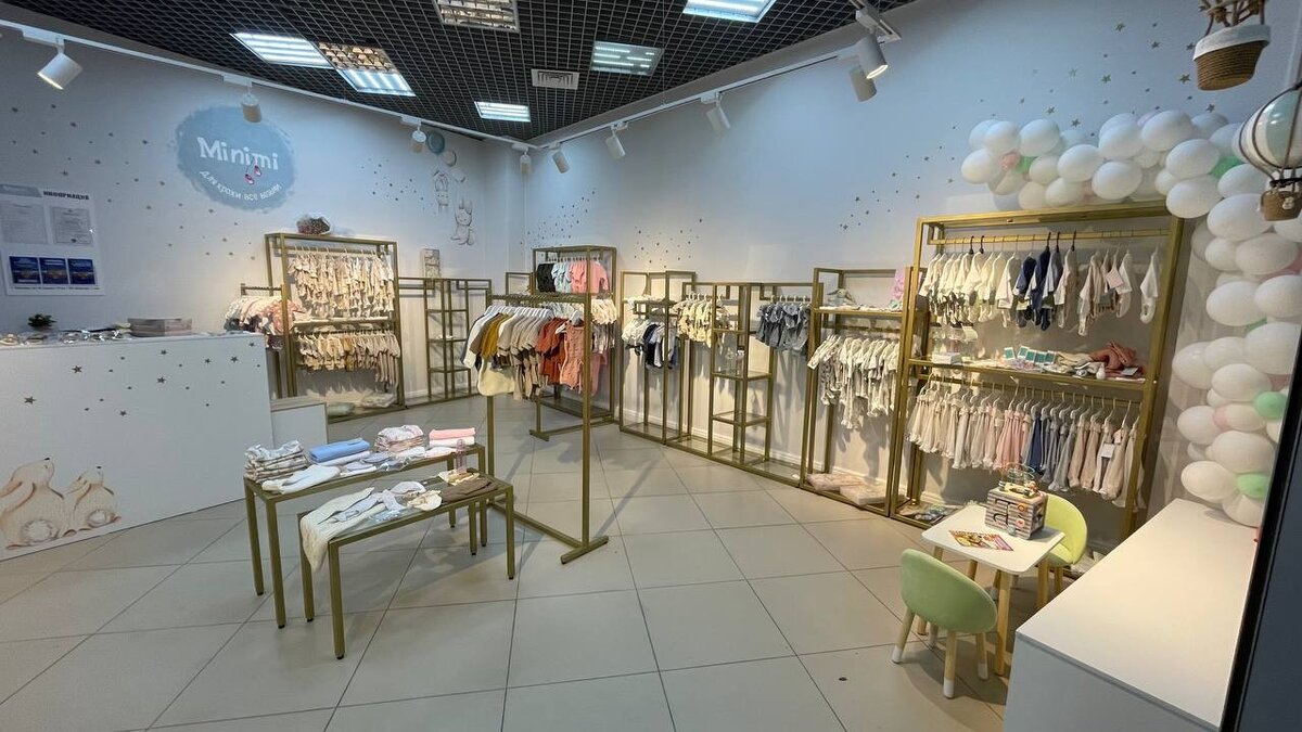 Подготовка магазина к официальному открытию с только что установленной мебелью