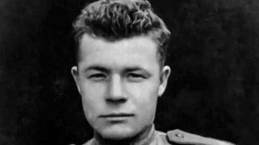 "Держал в руках красное знамя для поднятия его над крышей Рейхстага ...