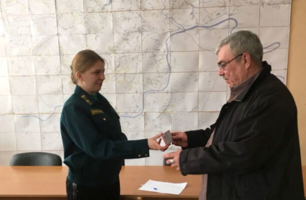    Вручение удостоверения «Общественный лесной инспектор» (фото: СГБУ ВО «Камышинское лесничество»)