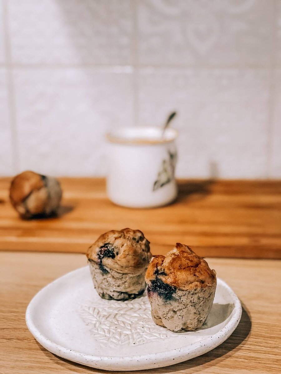 В этот раз вместо шоколада и орехов добавила свежую чернику и яблоки. Так же будет хорошо с любыми замороженными ягодами или консервированными мягкими фруктами на ваш вкус, например, персиками.