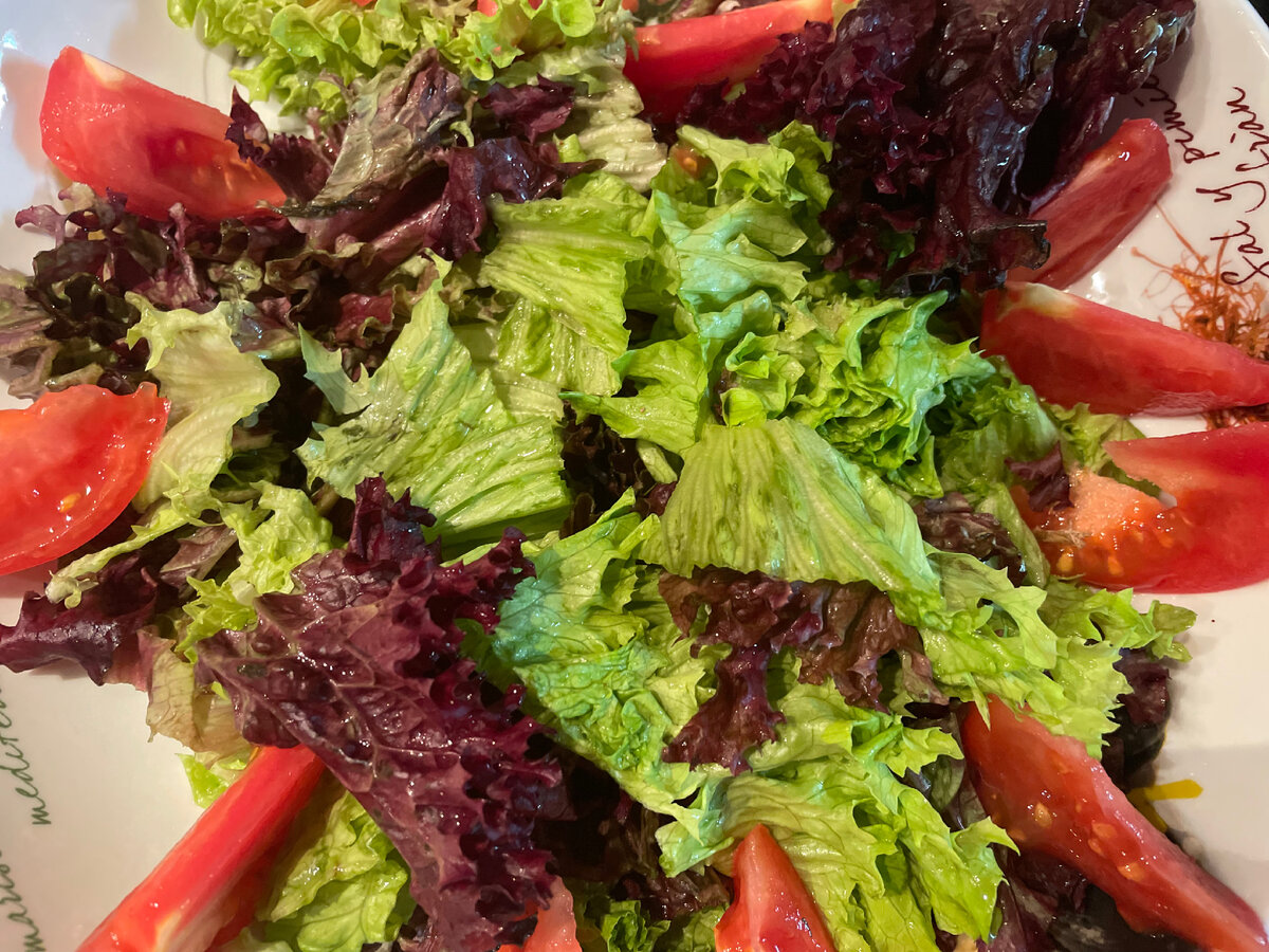 Салат с помидорами