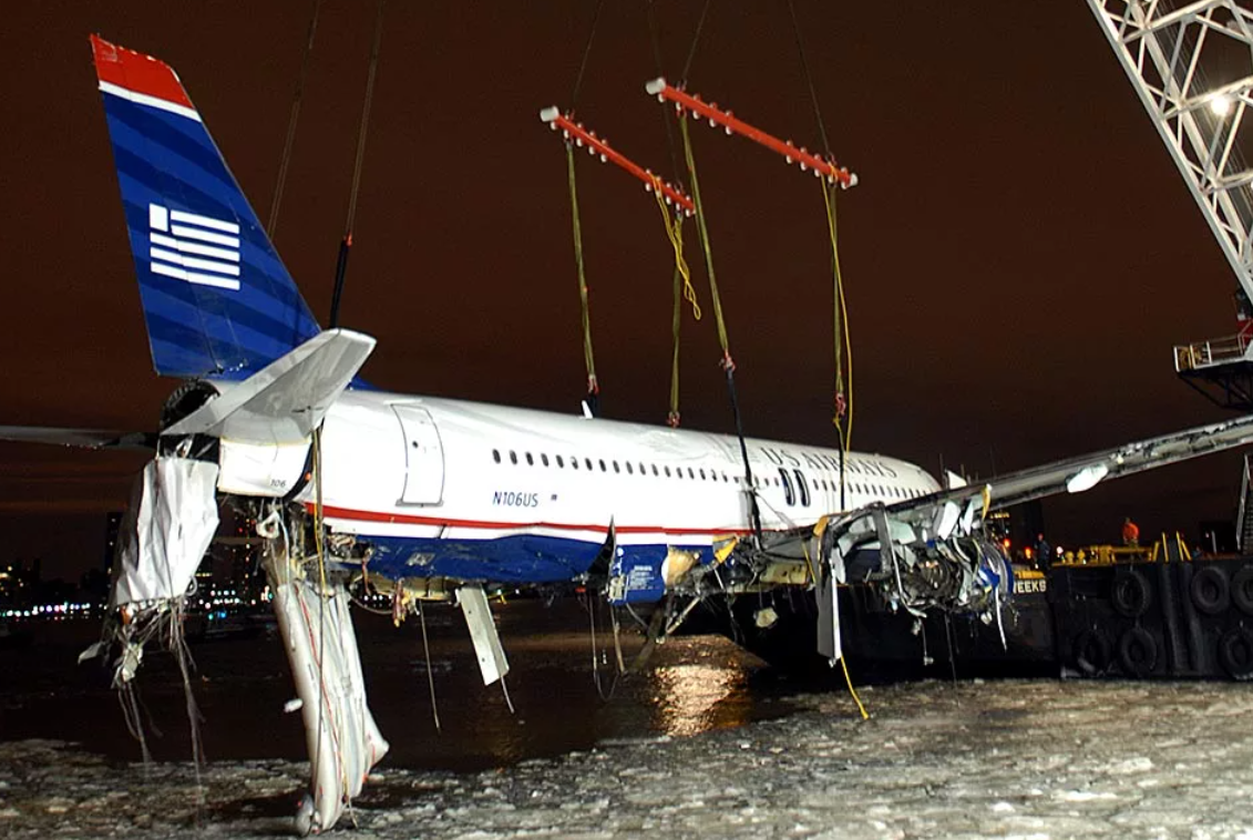 Самолет падает в воду. Крушение а320 в Гудзоне. Самолёт а320 на Гудзоне. Аварийная посадка a320 на Гудзон. Посадка а320 на Гудзон.