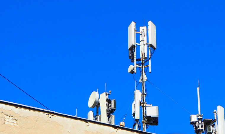 сотовая связь. сотовая вышка. сигнал мобильной сети. станция мобильной связи. линии сотовой связи.