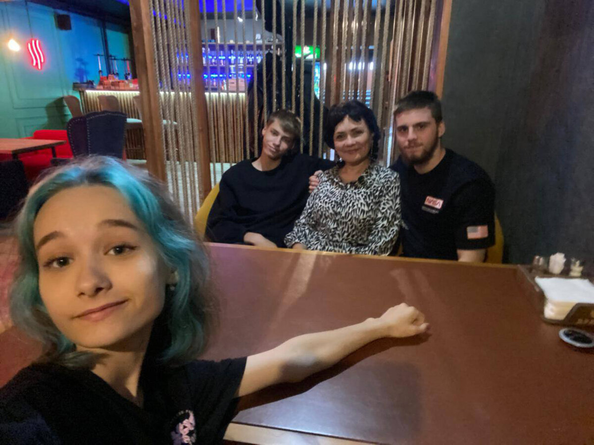 Мои средние стали старшими. Настя, Роберт и Руслан.