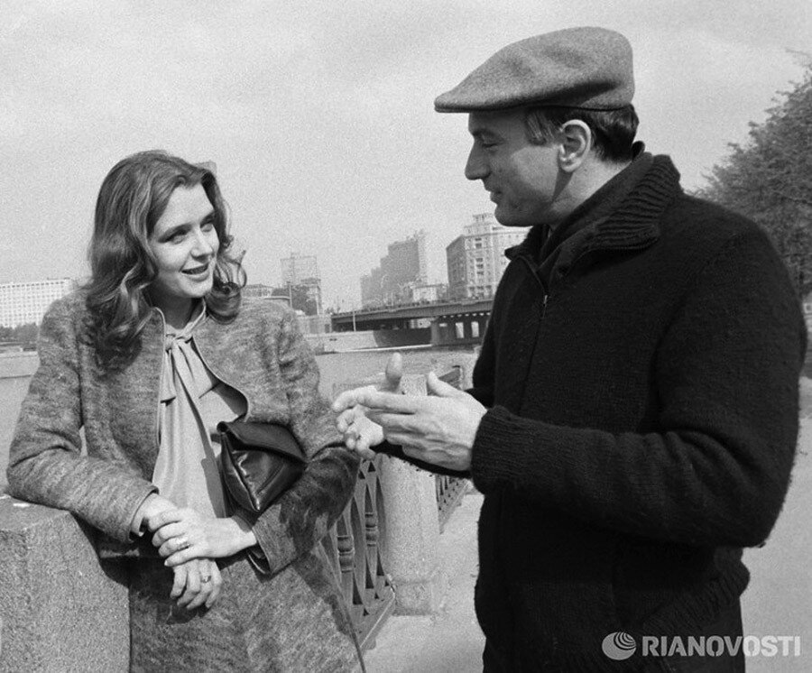Ирина Алферова и Роберт Де Ниро на набережной Москвы–реки, 1983 год. Фото Виталия Арутюнова /РИА Новости