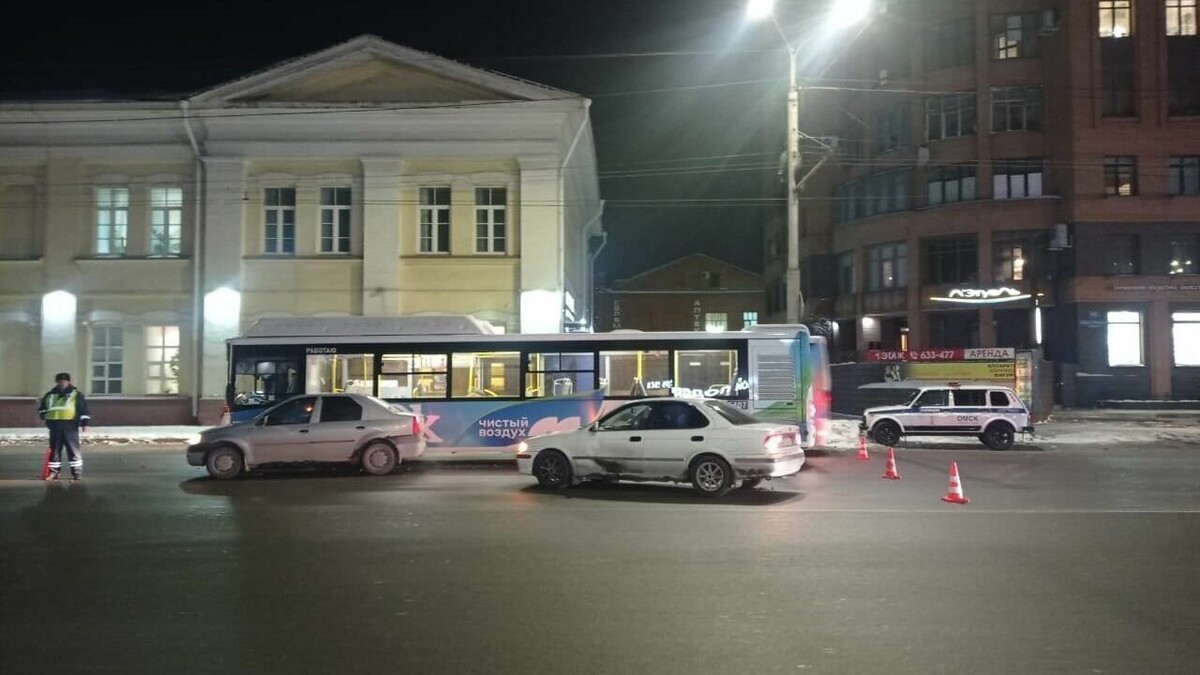     Автобус ехал по маршруту №45, в момент аварии в салоне находилось 20 пассажиров.