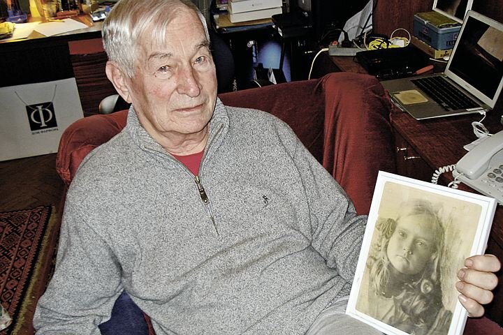 Математик Алексей Сосинский - с фотографией своей мамы Ариадны, запечатленной в Петрограде в 9-летнем возрасте Фото: Игорь ЕМЕЛЬЯНОВ