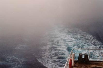 Это вам подтвердят все водители, которые хоть раз работали в условиях Крайнего Севера. В таких условиях крайне тяжело вести машину, так как даже противотуманные фары почти ничем не помогают. Да и стекло обледеневает за пару минут, так что увидеть дорогу просто нереально.