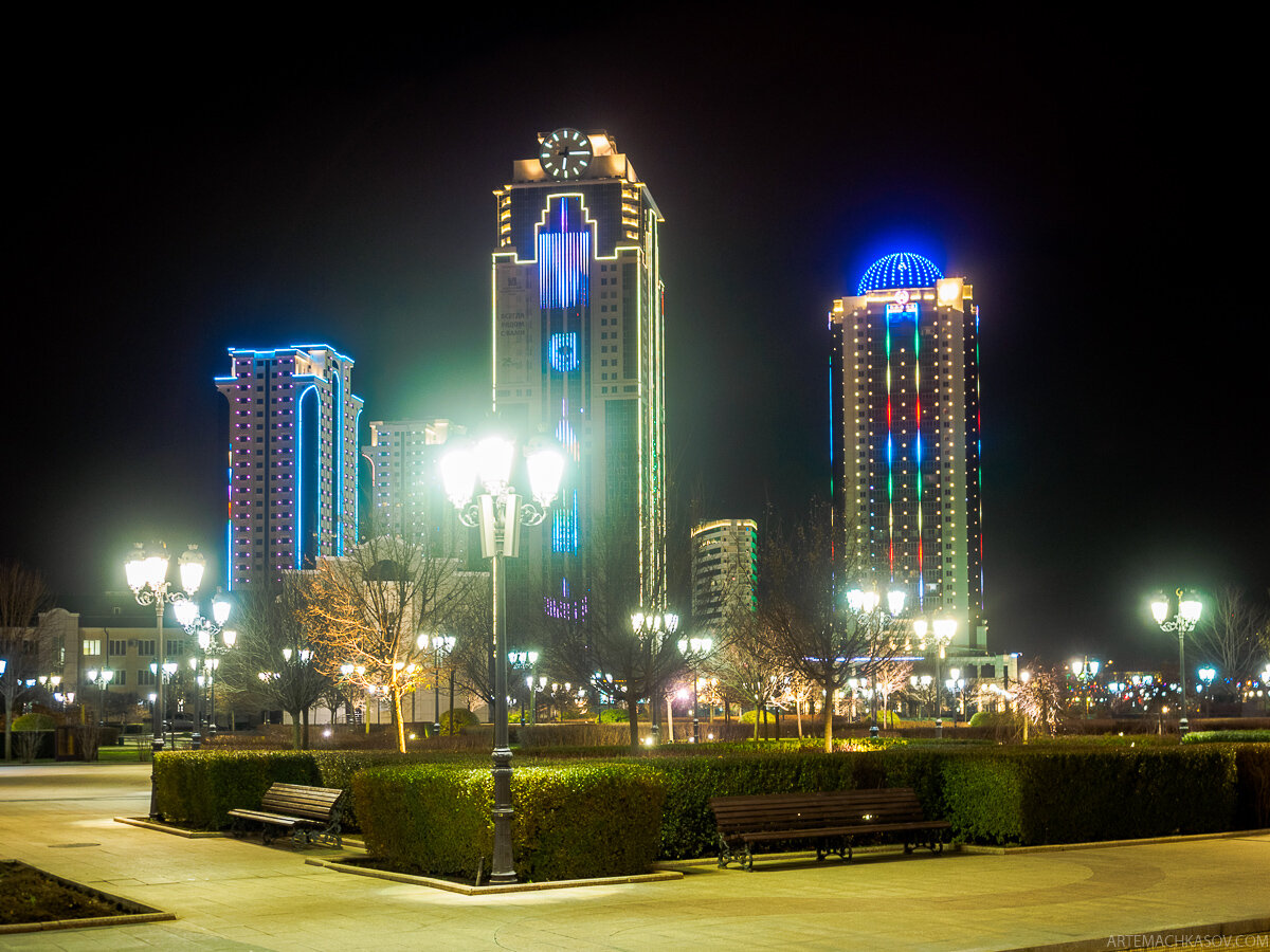 грозный путешествие. едем в грозный. чеченцы едут. чечня столица республики. вечерний грозный.