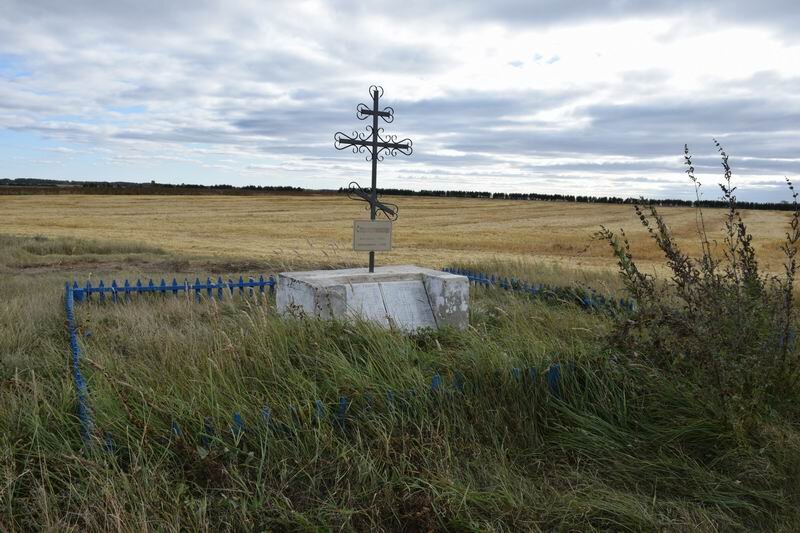 Возле дома оказался охранный крест, "Деревня Староколмаково, основана 1695 - упразднена 1986"