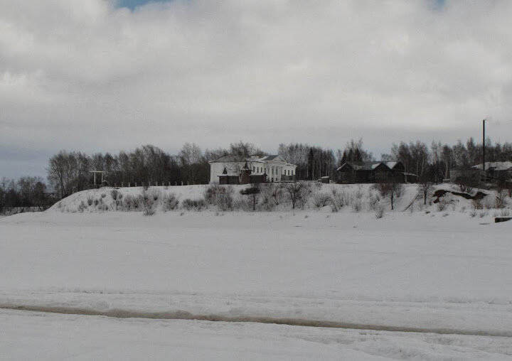  Вид со льда на Осинское городище и музейный комплекс