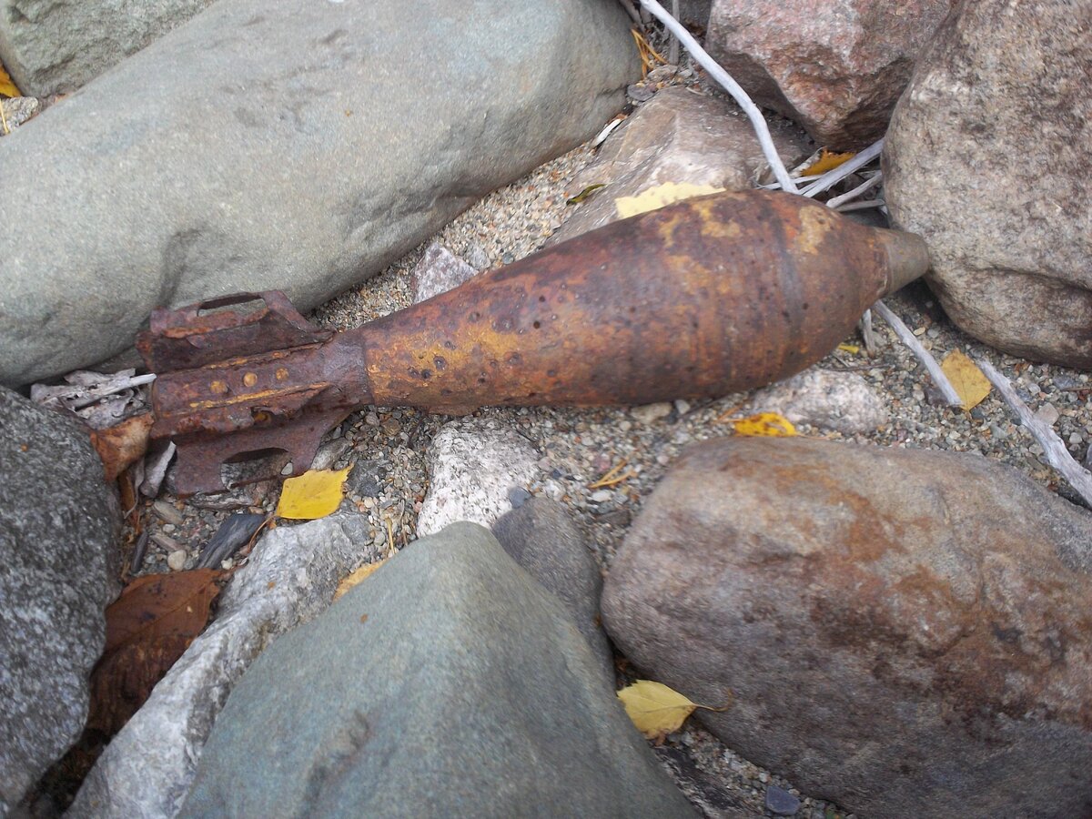 Разбирая фотографии из поездки в Карелию отобрал те, на которых видно как неохотно северная природа скрывает следы войны с финнами. Казалось бы, уже восемьдесят лет прошло. Все кто тут воевал уже наверняка практически все умерли. А до сих пор по берегам валяются несработавшие мины, леса опутаны колючей проволокой, даже укрепление стенок сооружений  из жердей местами сохранилось.